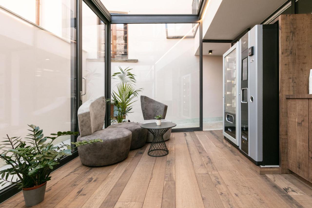 Domus Cavour Rooms&Suites Tirano Exteriör bild
